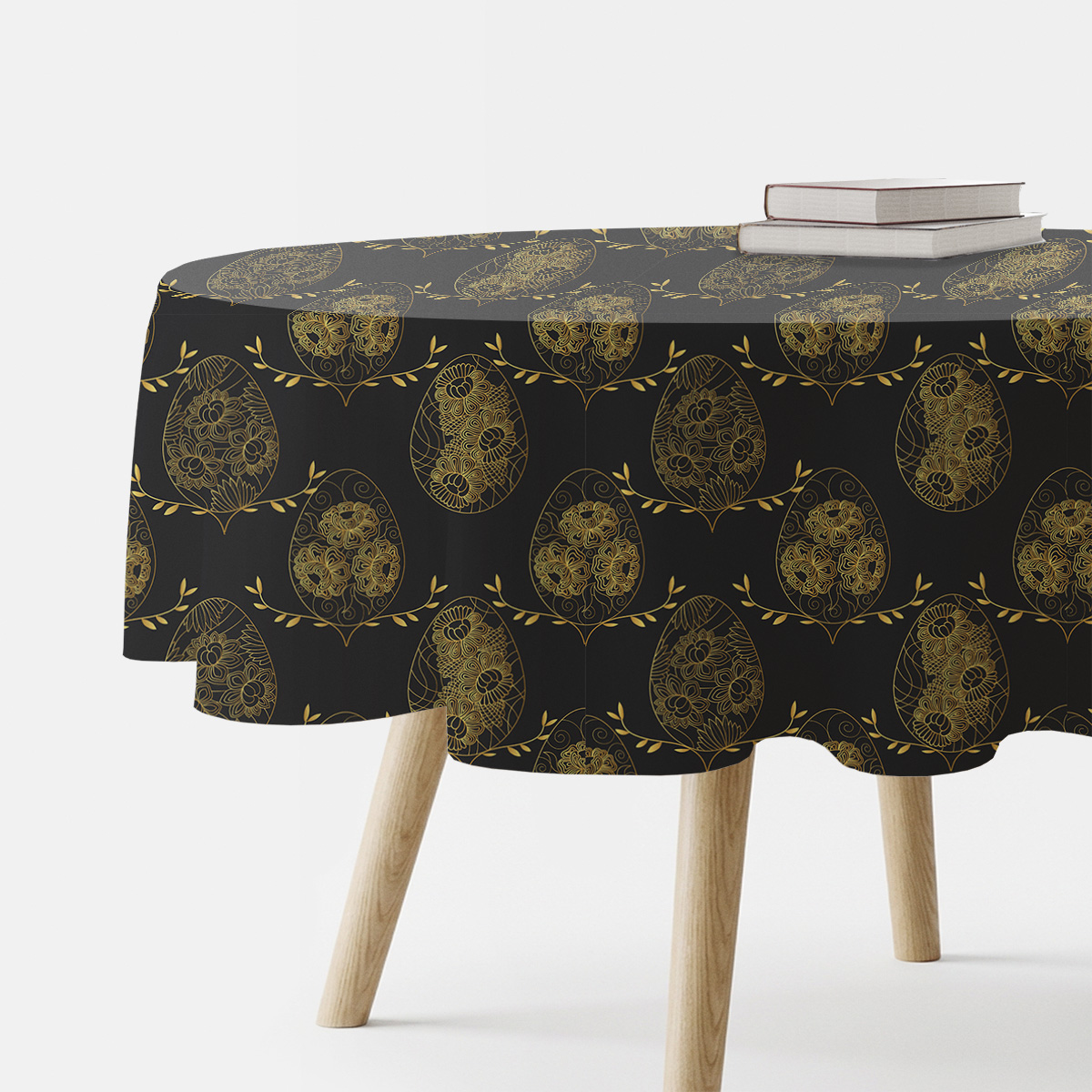 okrągły czarny obrus z motywem złotych pisanek na stole