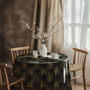 aranżacja stołu z obrusem, białym wazonem z gałązkami i drewnianymi krzesłami