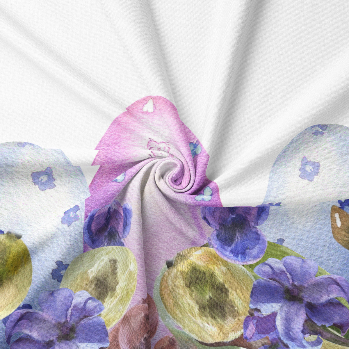Zbliżenie na fakturę tkaniny i akwarelowy nadruk z fioletową pisanką i fiołkami
