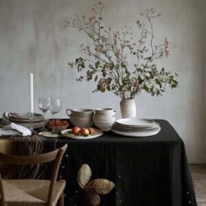 detal stołu z czarnym obrusem i złotym motywem w eleganckim wnętrzu