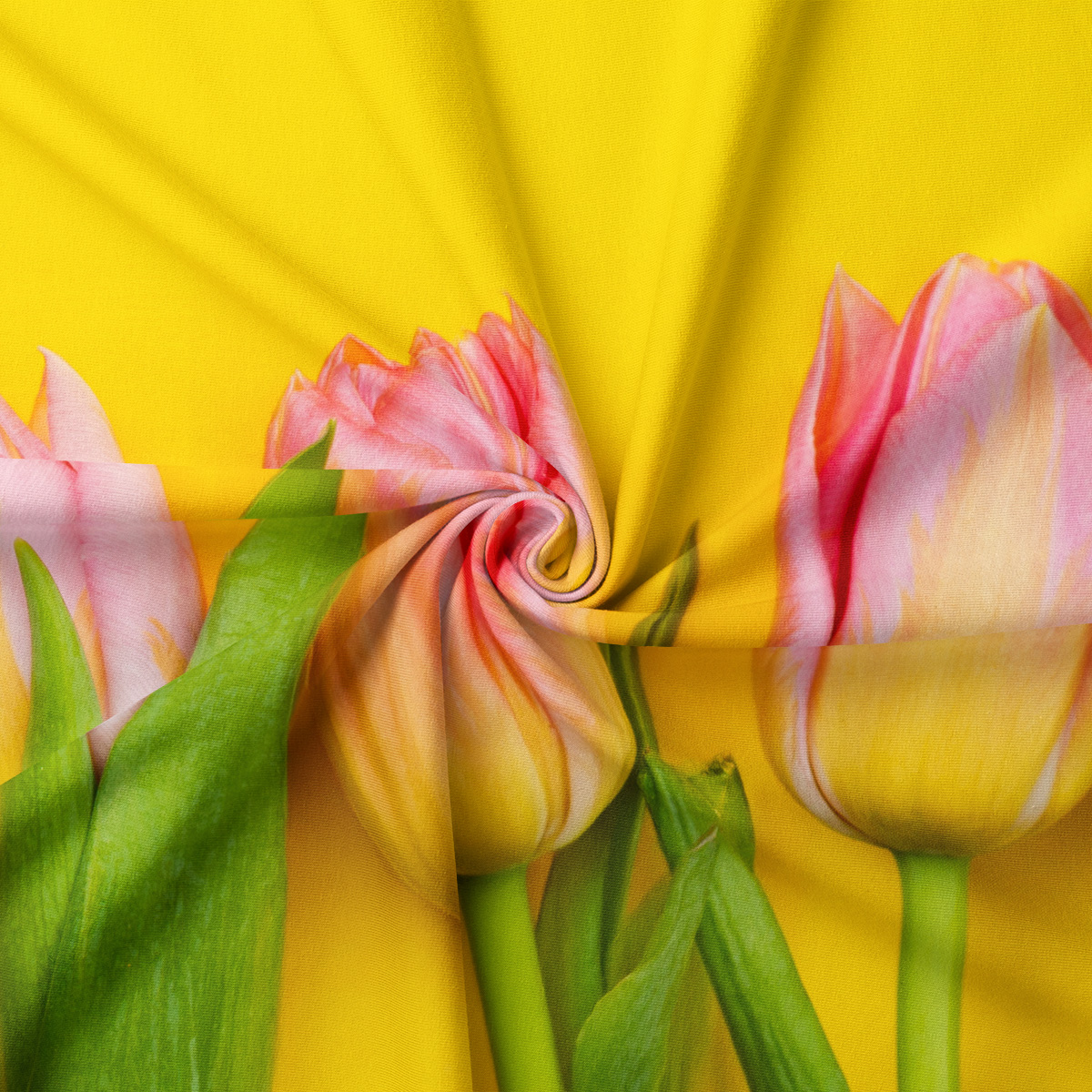 Zbliżenie na tkaninę i szczegóły nadruku różowych tulipanów na intensywnym żółtym tle