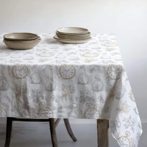 stos talerzy i misek ułożony na obrusie z subtelnym vintage wzorem
