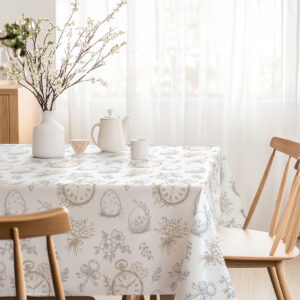jasna jadalnia z obrusem w motyw zegarków i bukiecików podkreślona naturalnymi dodatkami