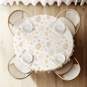 widok z góry na nakryty stół z okrągłym obrusem i ustawionymi talerzami