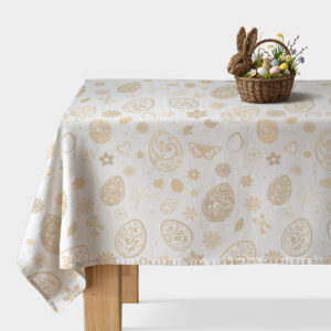 obrus na stole z kremowym wzorem ozdobnych jajek i koszyczkiem z pisankami