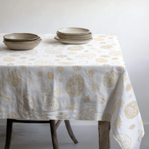 detal krawędzi obrusu i ułożenia zastawy na tle subtelnego wzoru