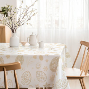 jasne, wiosenne wnętrze ze stołem nakrytym obrusm w kremowe jajka i kwiaty