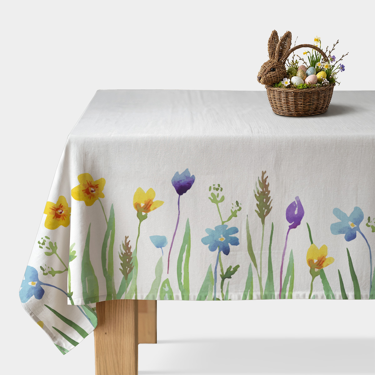 Obrus z akwarelowymi kwiatami rozłożony na stole, widok ogólny