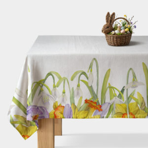 Główne ujęcie: obrus z akwarelowym motywem przebiśniegów i żonkili na jasnym tle