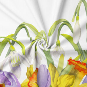 Zbliżenie na akwarelowe pociągnięcia pędzla i fakturę tkaniny z motywem kwiatów