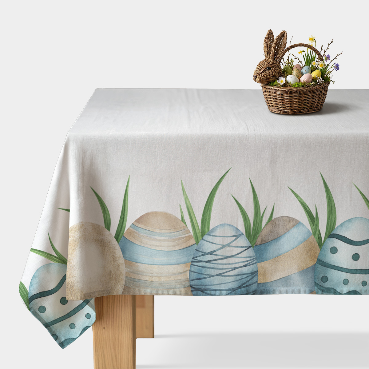 Obrus z akwarelowymi pisankami i zieloną trawą na białym tle, widok główny krawędzi stołu