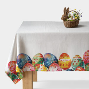 biały obrus z dekoracyjnym brzegiem z akwarelowych pisanek, widok frontalny stołu