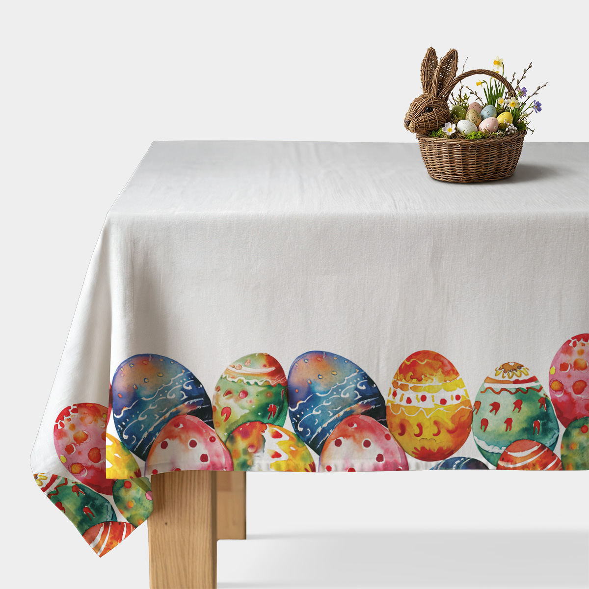 biały obrus z dekoracyjnym brzegiem z akwarelowych pisanek, widok frontalny stołu