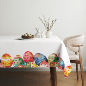 aranżacja stołu z obrusem, koszykiem z jajkami i gałązkami bazi w minimalistycznej dekoracji