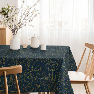 Przytulne ujęcie jadalni z wazonem i filiżanką na obrusie z motywem zajączków