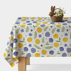 Obrus na stole z żółtymi i niebieskimi pisankami oraz wiosennymi kwiatami na białym tle