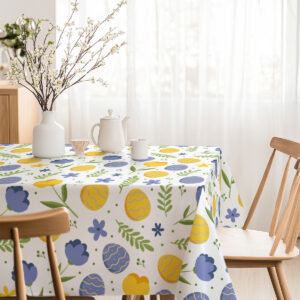 Detal rogu obrusa z tulipanami i zielonymi liśćmi