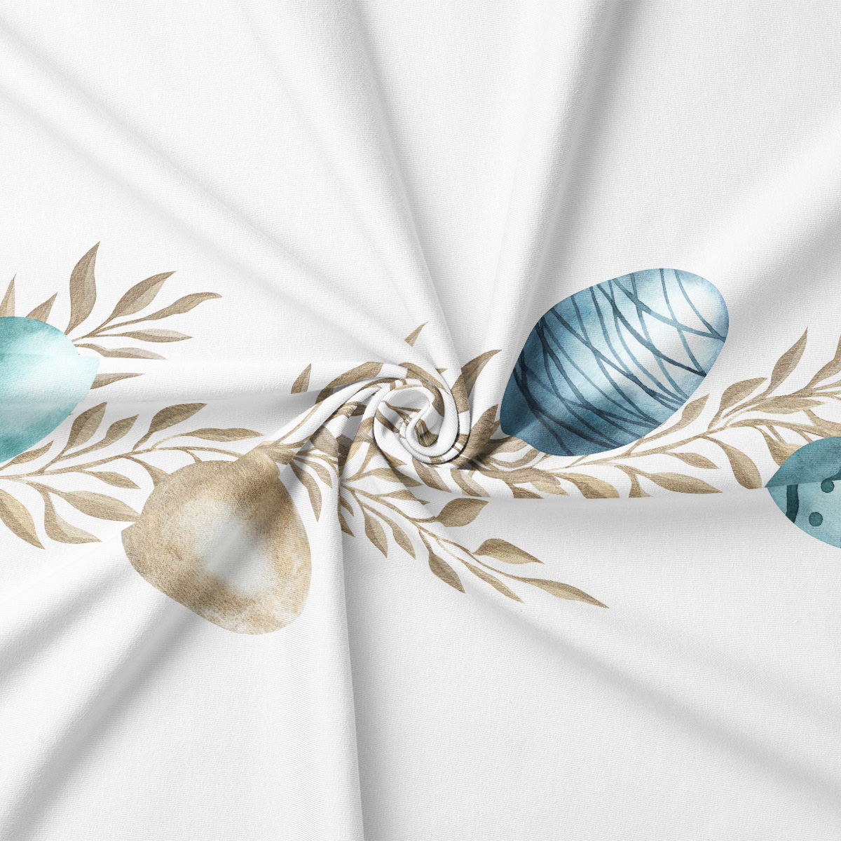 Zbliżenie na akwarelowe pisanki i gałązki wydrukowane na jasnej tkaninie obrusowej