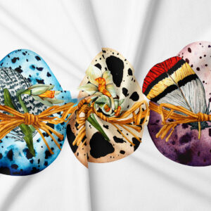 zbliżenie na pisanki z charakterystycznymi plamkami, kokardki ze słomy oraz drobne kwiaty i piórka