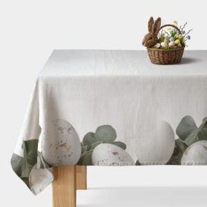 biały obrus z nadrukiem białych pisanek i liści eukaliptusa na stole, widok z przodu