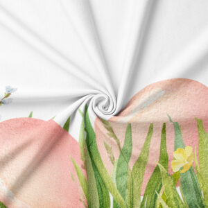 Zbliżenie tkaniny z akwarelowym printem różowych pisanek i zielonej trawy pokazujące fakturę materiału