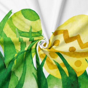 zbliżenie na wzór pisanek i trawy, widoczna faktura tkaniny i akwarelowe przejścia kolorów