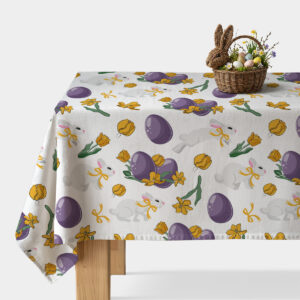 Obrus na stole z motywem zajączków, fioletowych pisanek i żółtych tulipanów – ujęcie główne