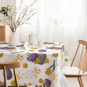 Widok stołu zastawionego na śniadanie z obrusie w radosny, wielkanocny wzór