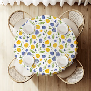 widok z góry na okrągły stół przykryty obrusem z motywem pisanek