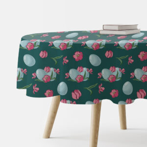 Okrągły obrus na stole z ciemnozielonym tłem, różowe tulipany i pastelowe niebieskie pisanki