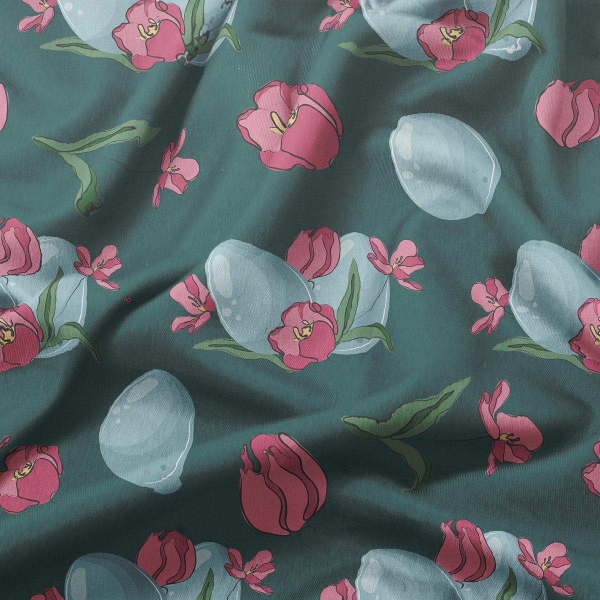 Zbliżenie na materiał obrusu pokazujące detal tulipanów, pisanek i delikatną fakturę tkaniny