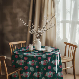 Aranżacja stołu z obrusem, białym dzbankiem z gałązkami i naczyniami, wiosenna dekoracja