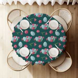 Widok z góry na okrągły stół nakryty obrusem z rozmieszczonymi talerzami i sztućcami