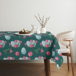 Aranżacja stołu z dekoracjami świątecznymi: koszyk z jajkami i wiosenne gałązki na obrusie