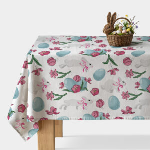 obrus na stole z koszykiem wielkanocnym, widok główny na biały obrus z niebieskimi pisankami i różowymi tulipanami
