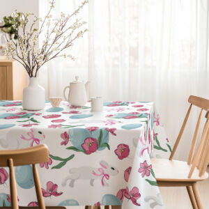 jasna kuchnia z zastawą i obrus z motywem zajęcy, pisanek i różowych kwiatów