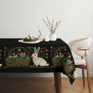 Stolony aranżacja z wazonem i dekoracjami ustawiona na obrusie z motywem zajączków i koszyków