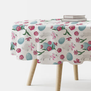 Okrągły obrus z wzorem zajączków, niebieskich pisanek i różowych tulipanów na stole, widok boczny