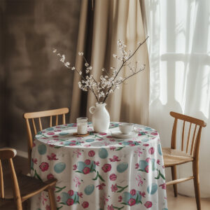 Aranżacja stołu przy oknie z obrusem, wazonem z kwiatami i filiżanką