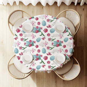 Widok z góry na okrągły stół nakryty obrusem z pełnym powtarzalnym wzorem