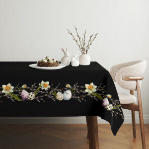 Aranżacja stołu z obrusem, koszykiem z pisankami i wiosennymi dekoracjami