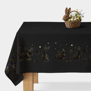 Czarny obrus z motywem złotych zajączków i pisanek na stole, ujęcie ogólne