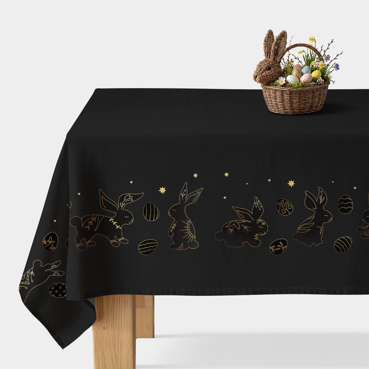 Czarny obrus z motywem złotych zajączków i pisanek na stole, ujęcie ogólne