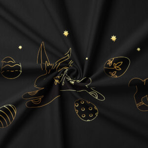 Zbliżenie na złoty nadruk z zajączkiem i pisankami na czarnym materiale