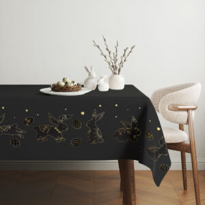 Aranżacja stołu z obrusem i dekoracyjnym koszyczkiem z pisankami