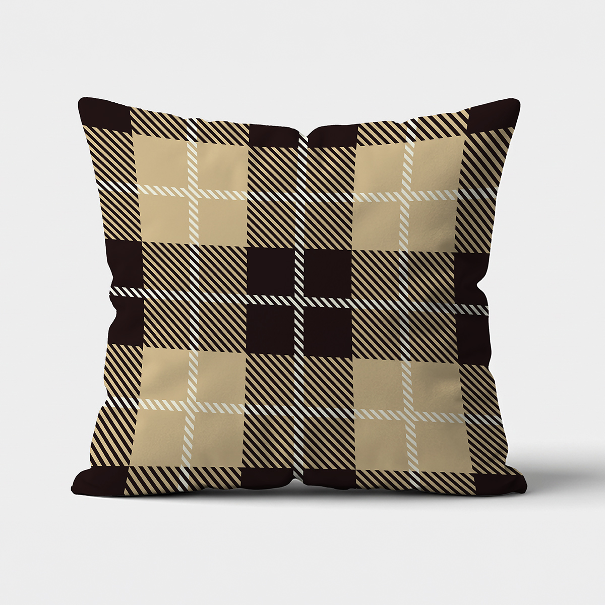 Główne ujęcie poduszki dekoracyjnej z beżowo-brązową kratą i ukośnymi paskami