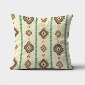 Główne ujęcie poduszki z etnicznym wzorem rombów na kremowym tle