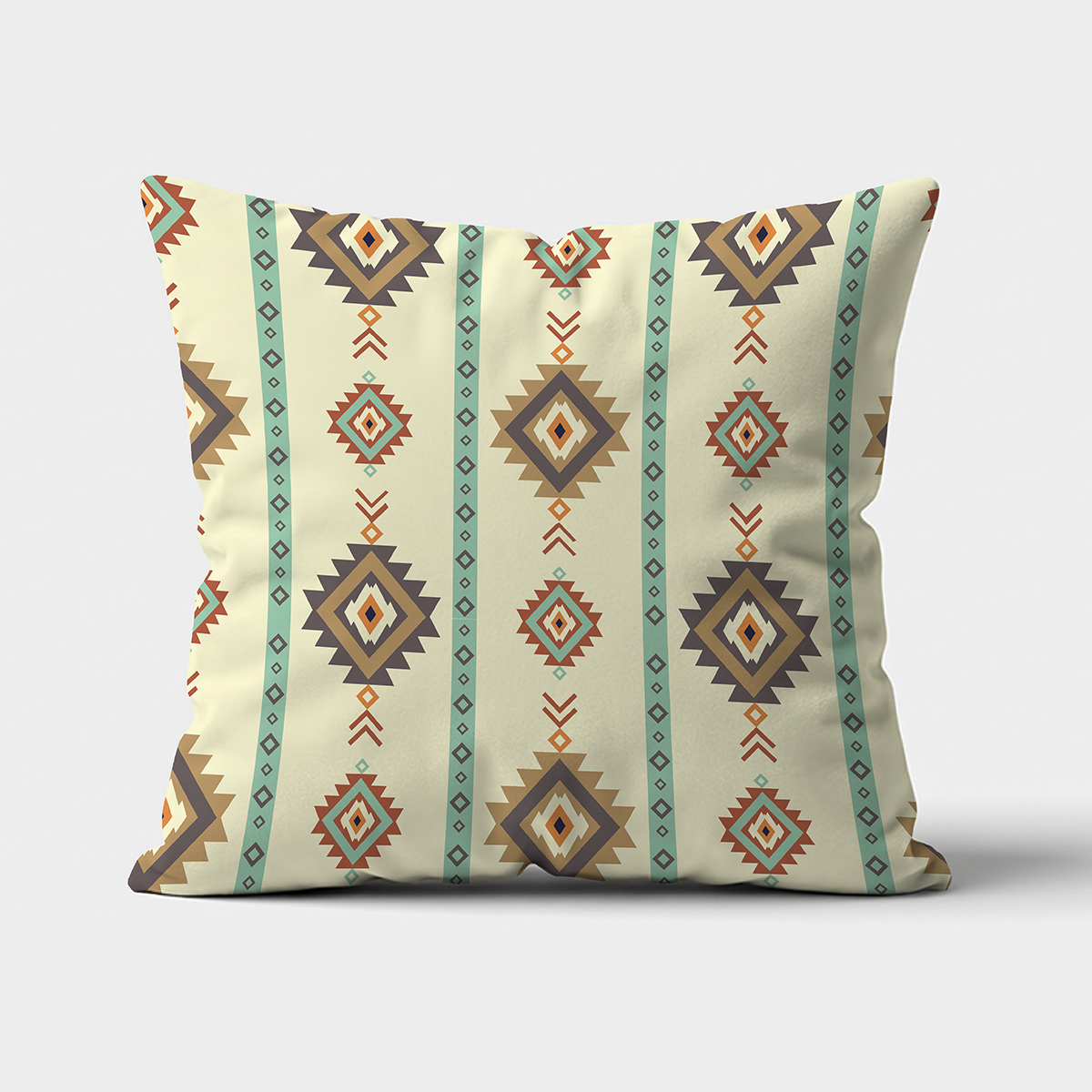 Główne ujęcie poduszki z etnicznym wzorem rombów na kremowym tle