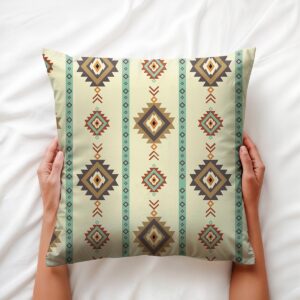 Poduszka trzymana dłońmi, widoczny pionowy układ pasów i pastelowych rombów