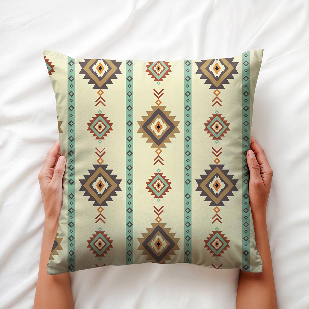 Poduszka trzymana dłońmi, widoczny pionowy układ pasów i pastelowych rombów